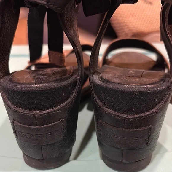 Sorel Tan and Black Elegant Sandals size 8 - Picture 2 of 4